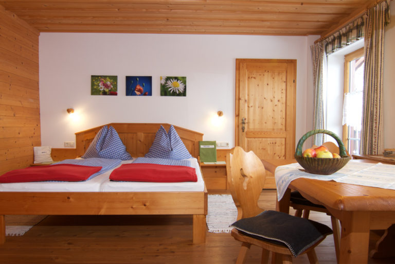 Zimmer mit Holzmöbel