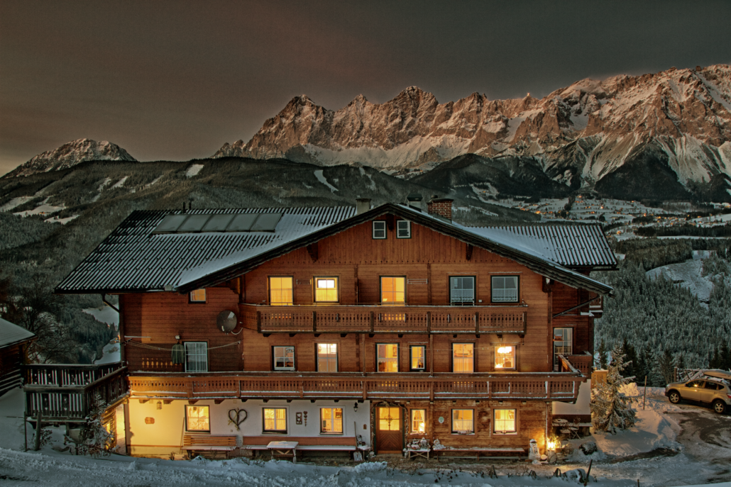 Bauernhaus bei Nacht