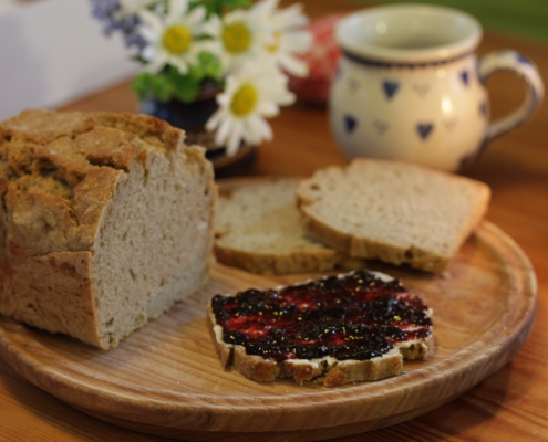 Selbstgemachtes Brot zum Frühstück