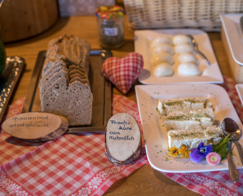 Frühstücksbuffet mit selbstgemachten Brot